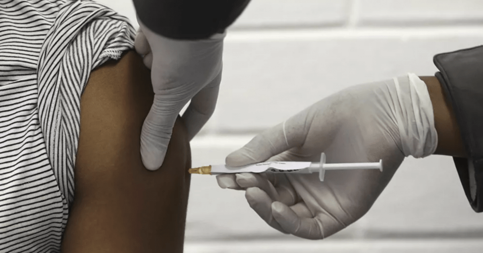 Dois casos de complicações neurológicas, os testes da vacina AstraZeneca ainda parados nos EUA