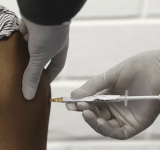 Dois casos de complicações neurológicas, os testes da vacina AstraZeneca ainda parados nos EUA