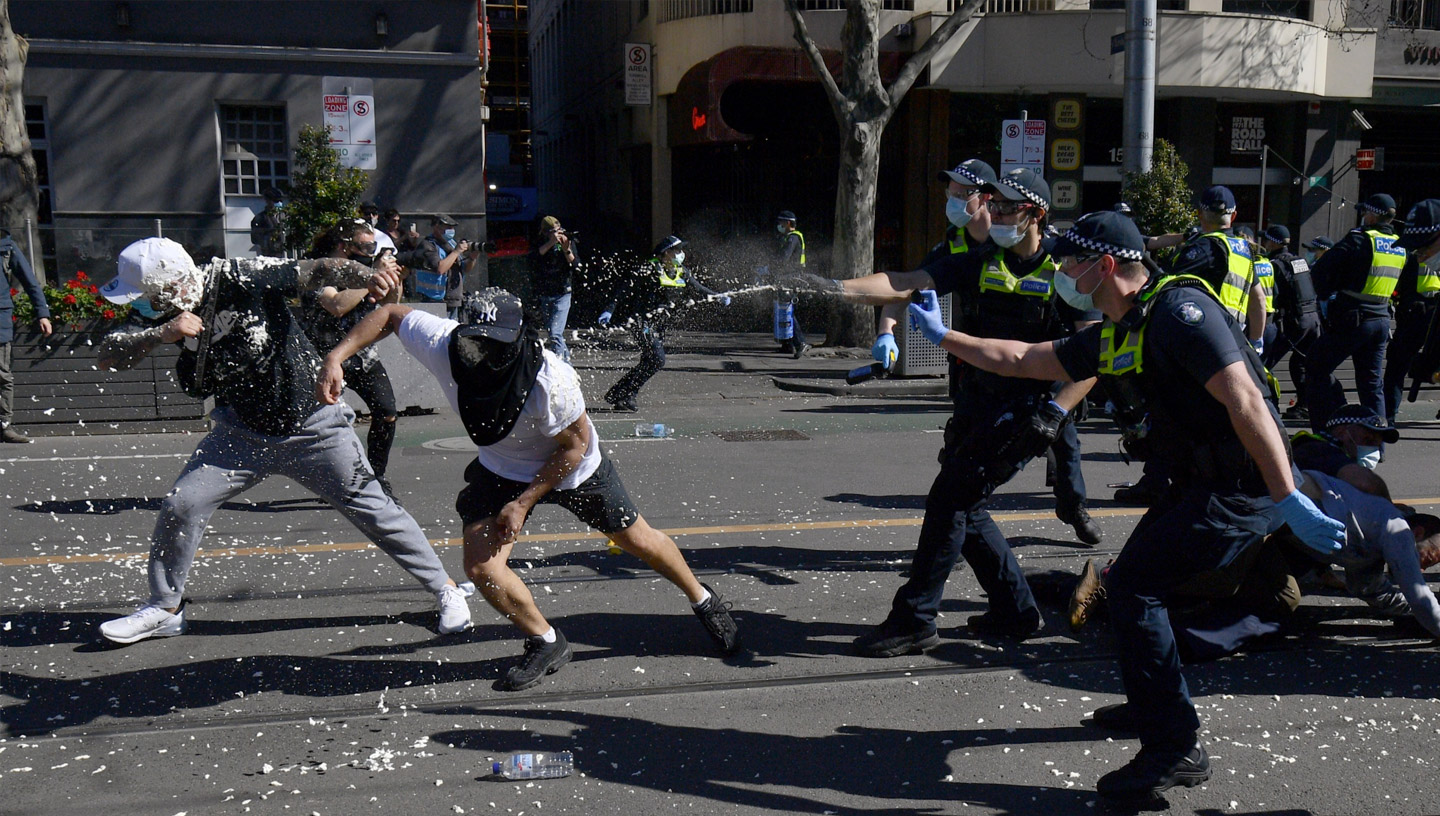 August 2021 | Melbourne, Australien | Die Polizei setzt während eines Lockdown-Protestes Pfefferspray gegen Demonstranten ein