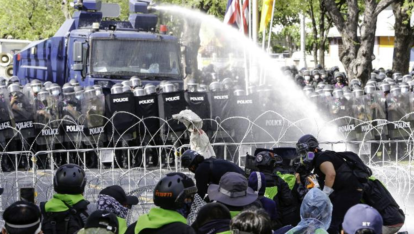 Luglio 2021 | Bangkok, Thailandia | La polizia spara con cannoni ad acqua contro i manifestanti chiedendo che il governo sia ritenuto responsabile per la gestione della pandemia di Covid-19. 