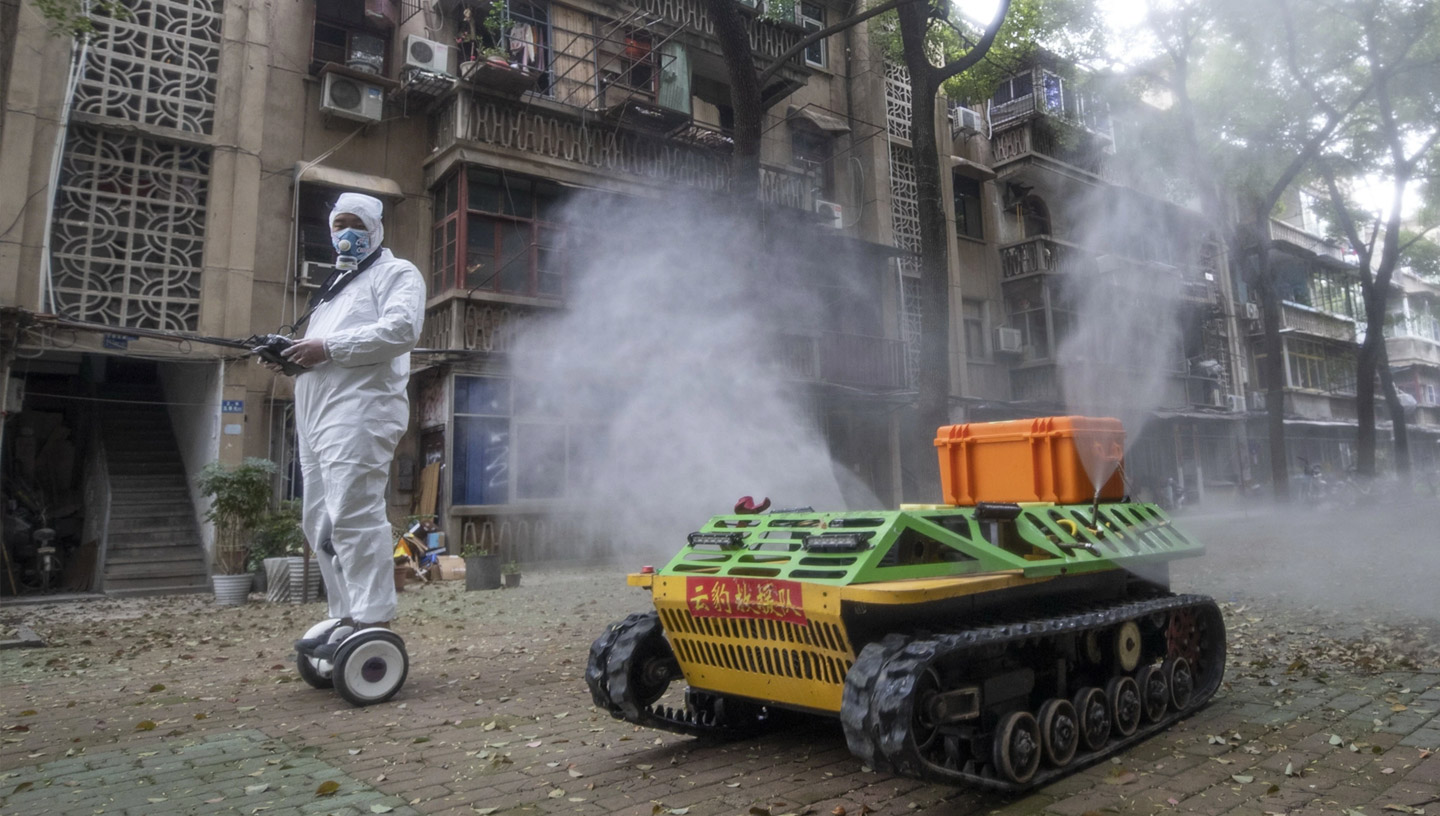 16 marzo 2020 | Wuhan, Cina | Un robot spruzza disinfettante nelle strade. Gli esperti sconsigliano questa pratica per motivi di salute umana