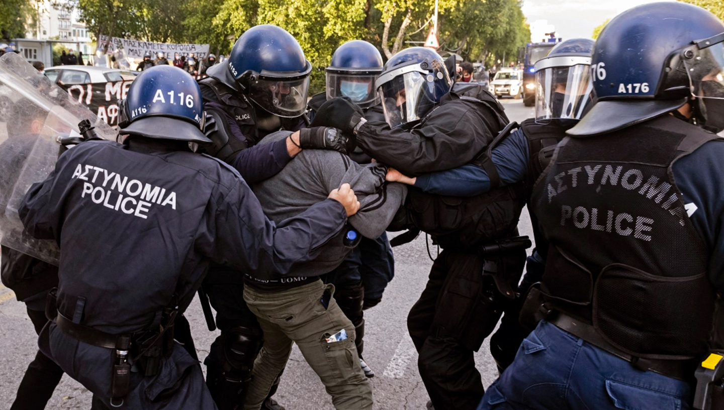 февраль 2021 | Никосия, Кипр | Полиция избила и арестовала многих людей во время протестов против ограничений Covid-19