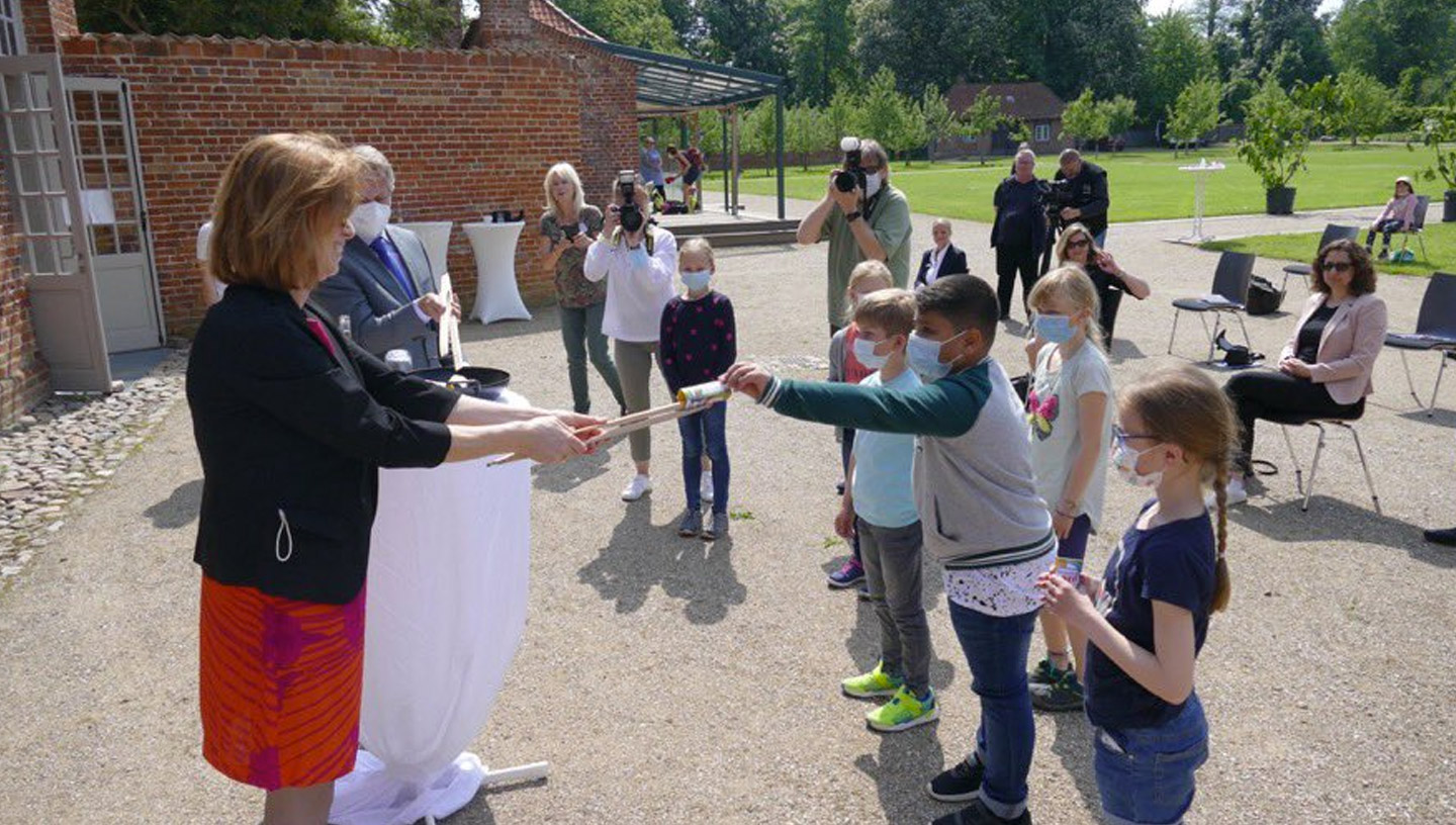 Settembre 2021 | Germania | Vengono consegnati dei premi a dei bambini, con delle pinze