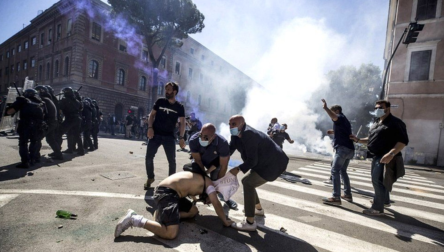 junio 2020 | Roma, Italia | La policía dispersó a los manifestantes con cañones de agua y gases lacrimógenos