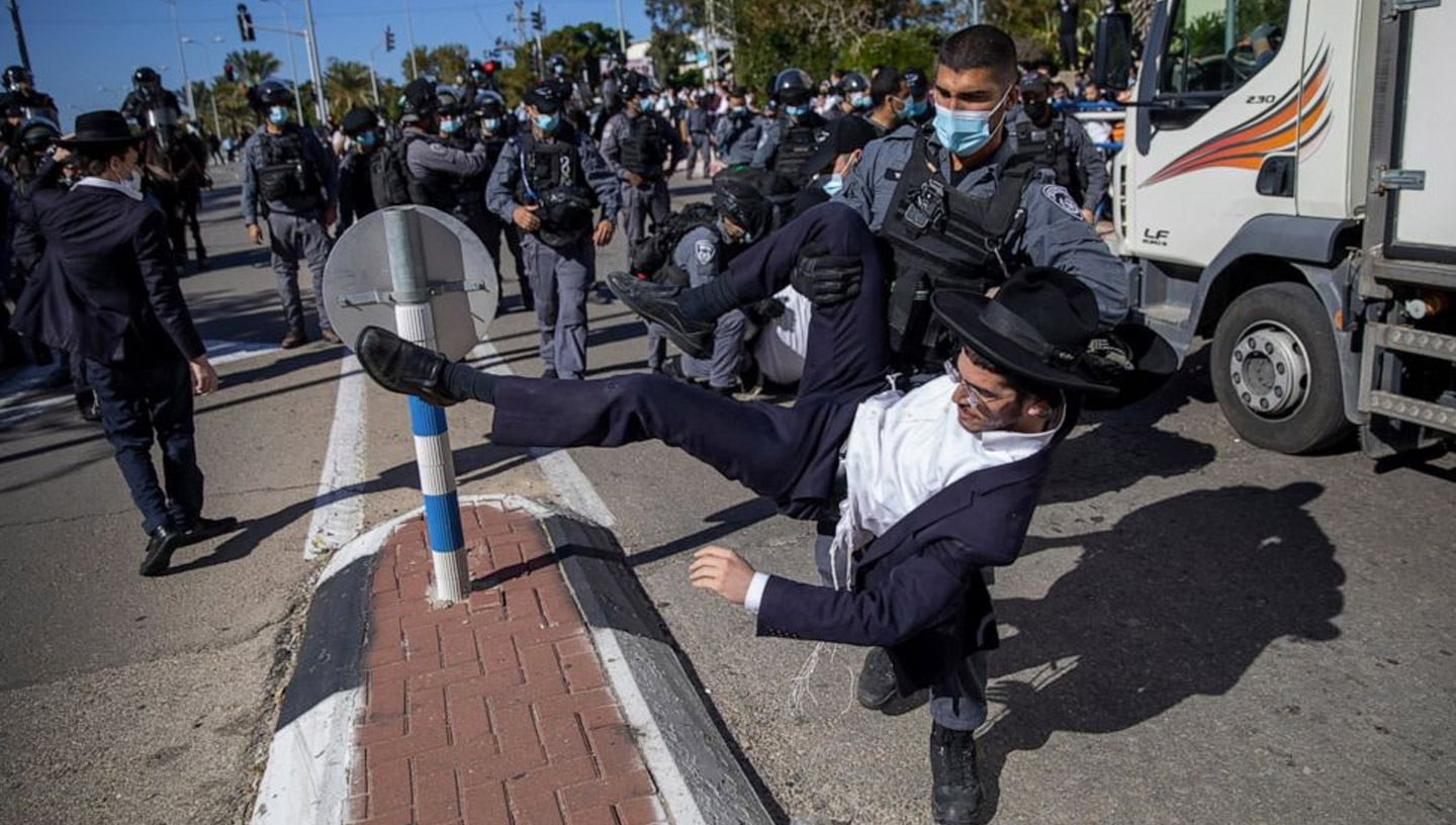 24. Januar 2021 | Israel | Israelische Polizisten räumen jüdische Demonstranten aus