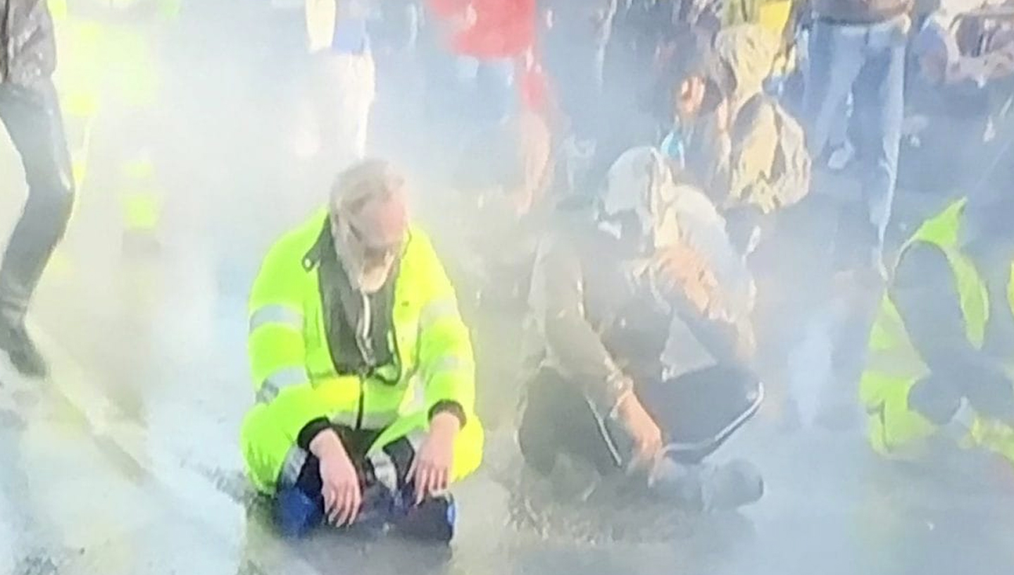 18 октября 2021 г. | Триест, Италия | Насильственная эвакуация с помощью пожарных гидрантов мирной сидячей забастовки докеров против Зеленого перевала (сертификат Covid)