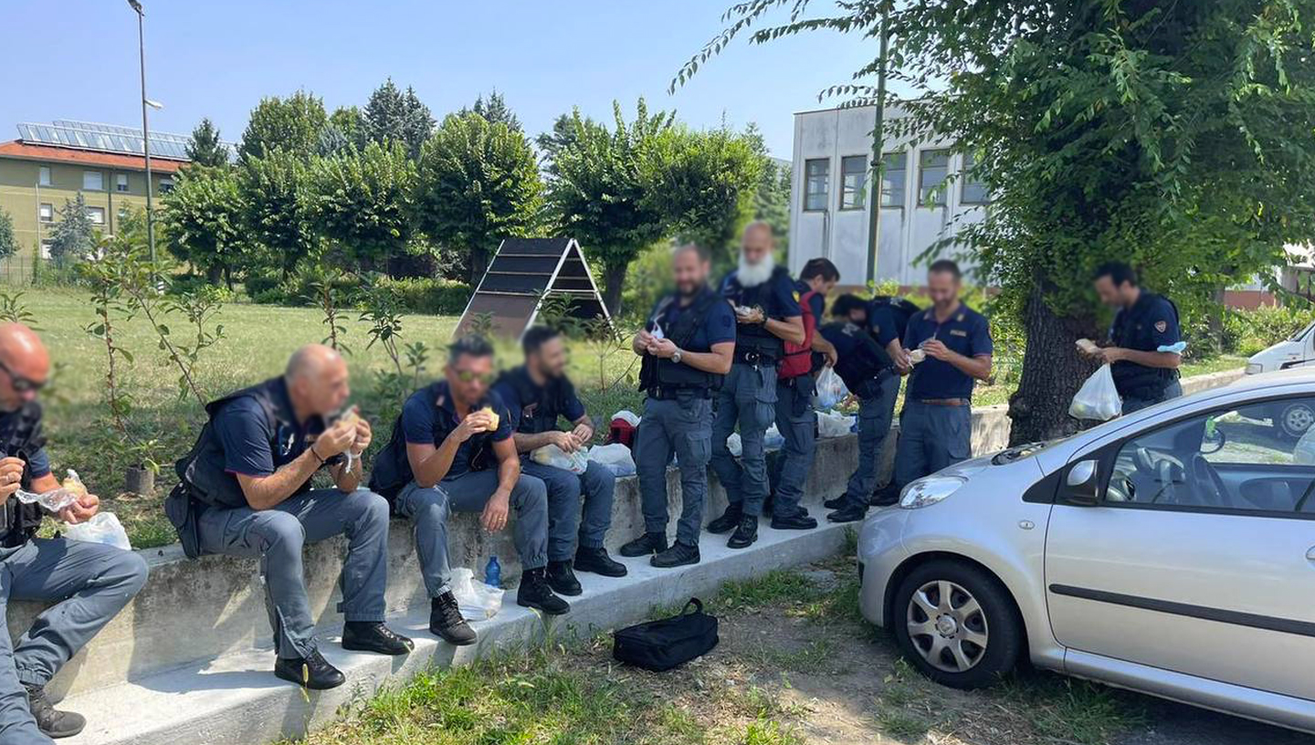 August 2021 | Italien | Polizisten gezwungen, außerhalb der Kaserne zu essen, weil sie keinen Grünen Pass haben (Covid-Zertifikat)