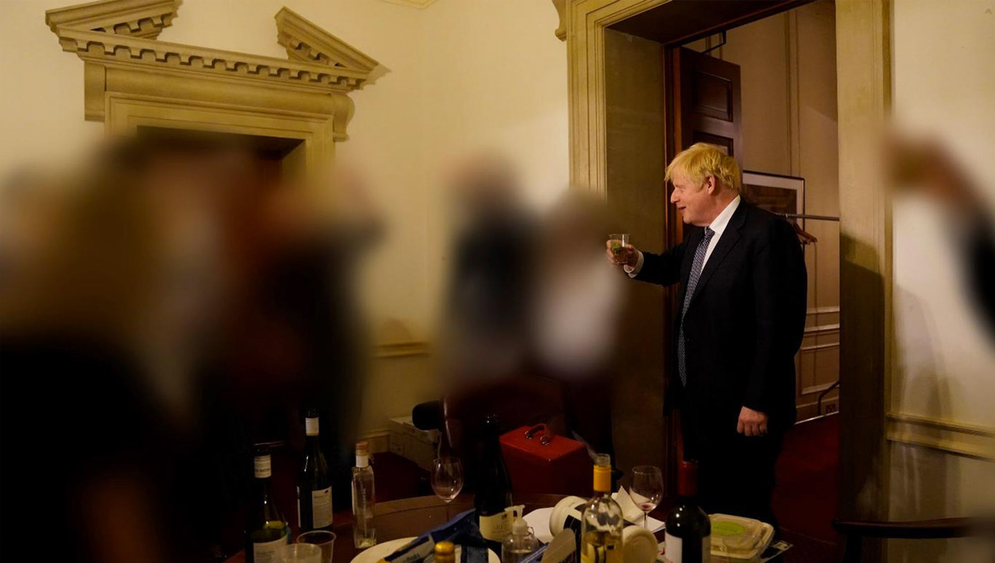 Novembre 2020 | Londra | Il personale di Downing Street, insieme al primo ministro Boris Johnson, festeggia con vino e alcool mentre il resto del paese era in isolamento