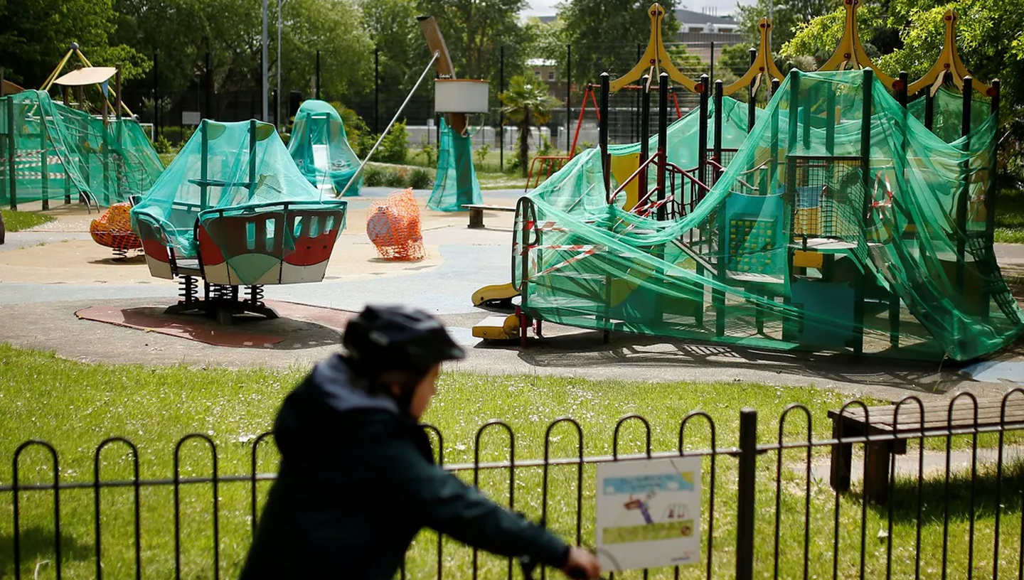 2020-2022 | Casi en todas partes | Una de las primeras restricciones fue cerrar los parques infantiles para niños