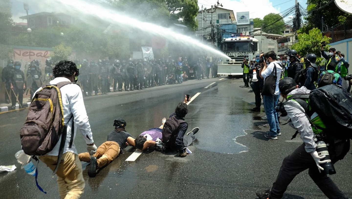 10 junio 2020 | Nepal | Manifestantes contra la incompetencia del gobierno, evacuados con hidrantes
