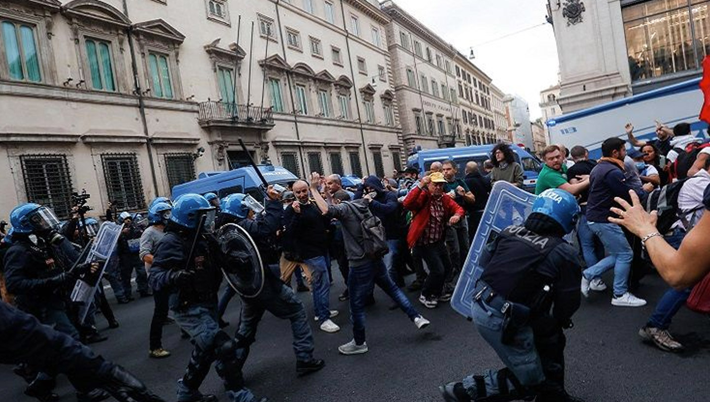 27. Juli 2021 | Rom, Italien | Polizei greift unbewaffnete Demonstranten an