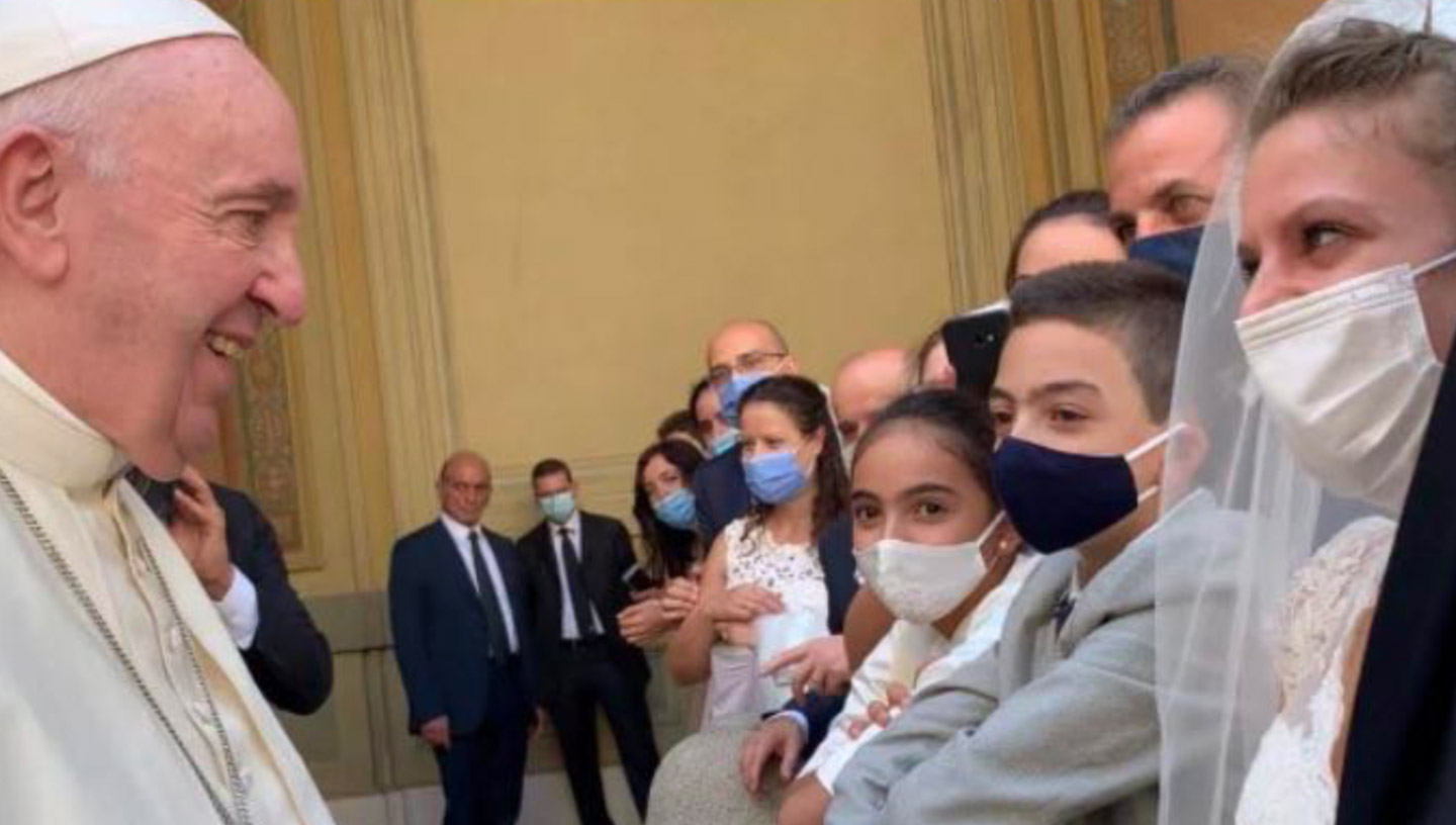 2021 | Stato del Vaticano | Il Papa incontra dei fedeli. Ovviamente tutti con mascherina tranne il Papa