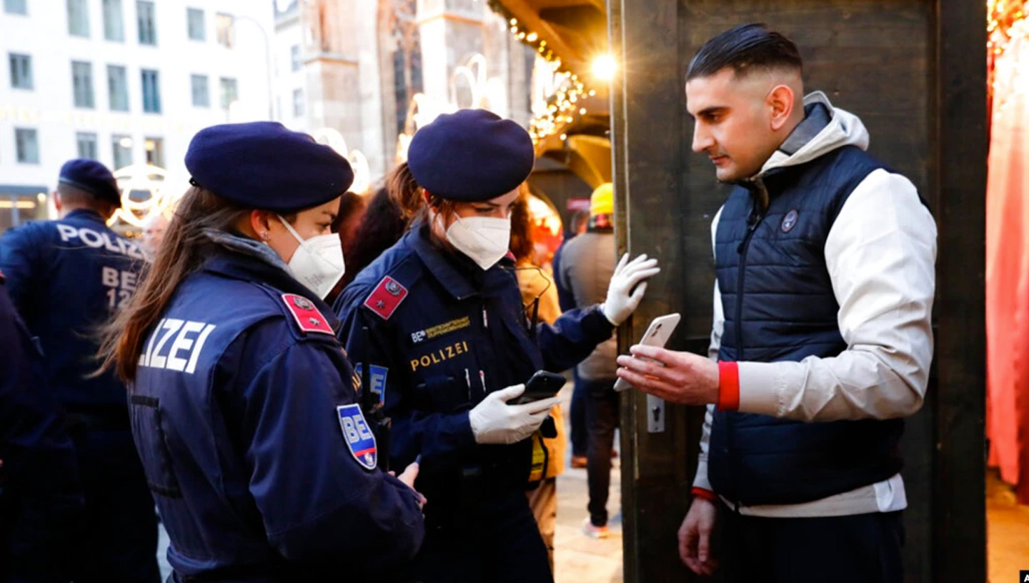 19 ottobre 2021 | Vienna, Austria |  Agenti di polizia controllano lo stato di vaccinazione dei visitatori durante un pattugliamento in un mercatino di Natale